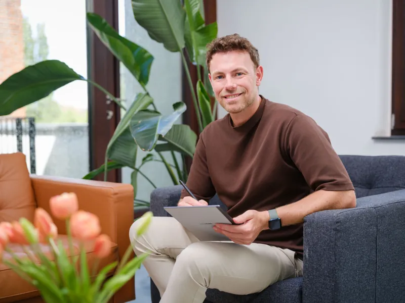 Sil de Jonge aan het werk met een tablet